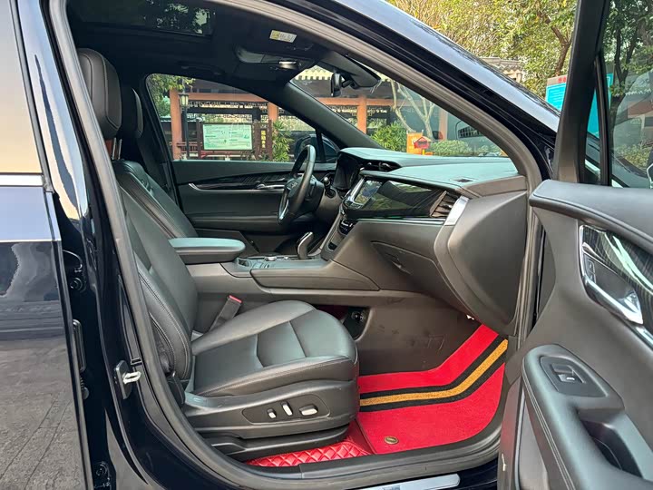 Фото 10 - Cadillac XT6