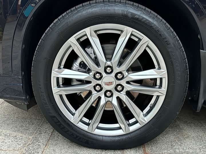 Фото 15 - Cadillac XT6