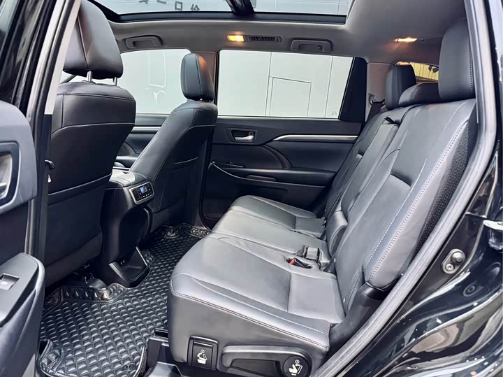 Фото 11 - Toyota Highlander