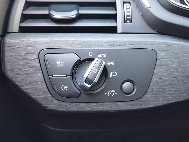 Фото 14 - Audi A4