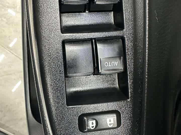 Фото 10 - Toyota Yaris L Hatchback