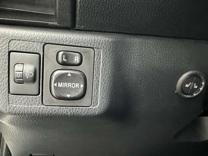 Фото 11 - Toyota Yaris L Hatchback