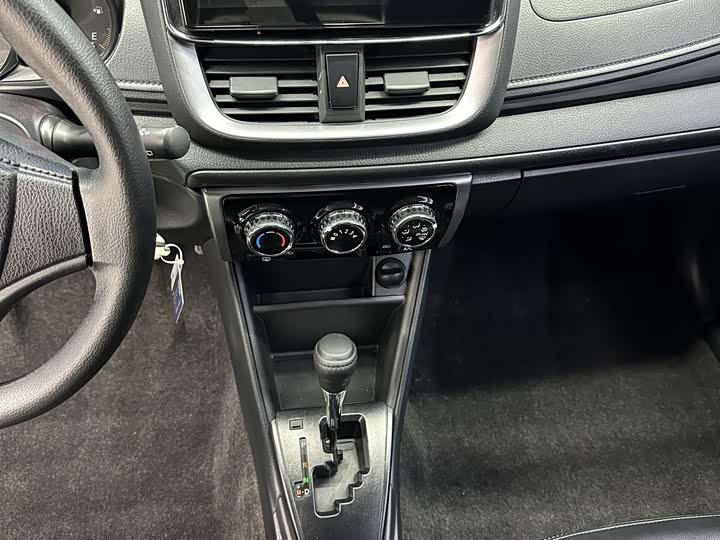 Фото 12 - Toyota Yaris L Hatchback