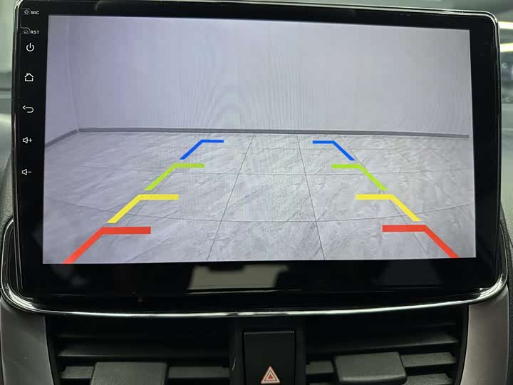 Фото 13 - Toyota Yaris L Hatchback