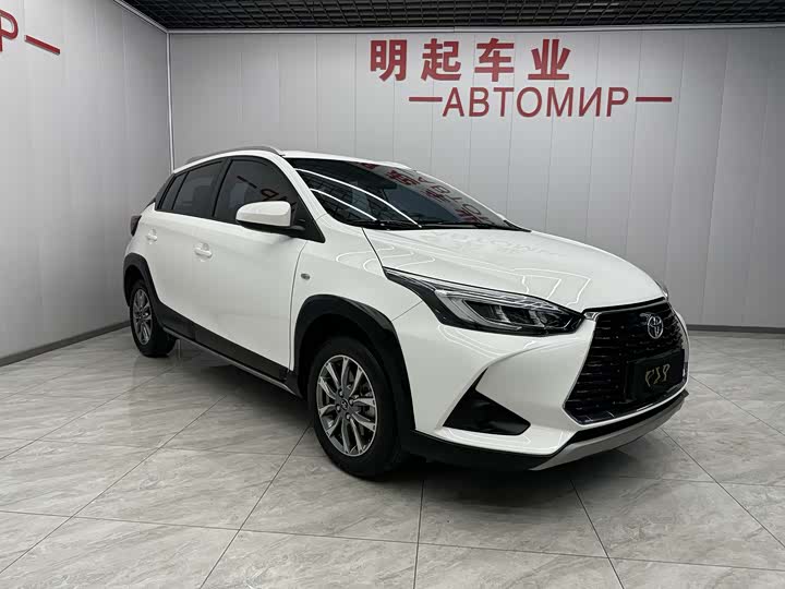 Фото 2 - Toyota Yaris L Hatchback