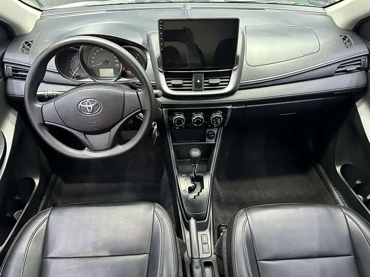 Фото 6 - Toyota Yaris L Hatchback