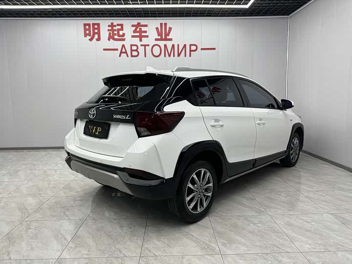 Фото 7 - Toyota Yaris L Hatchback