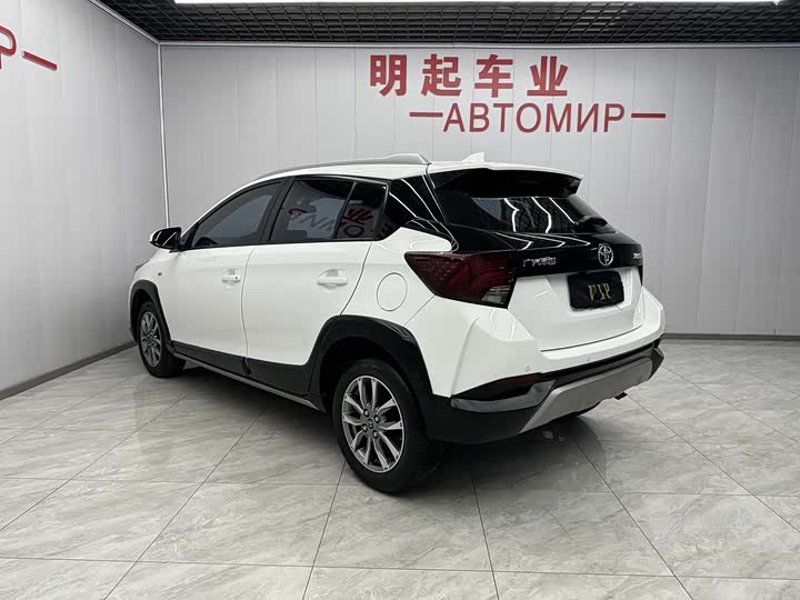 Фото 8 - Toyota Yaris L Hatchback