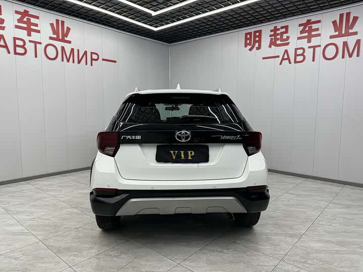 Фото 9 - Toyota Yaris L Hatchback