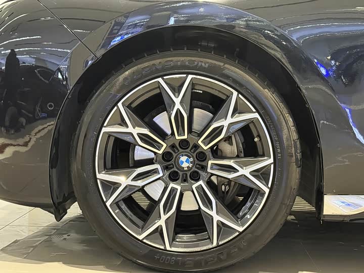 Фото 18 - BMW 7 Series