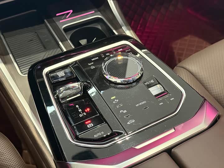 Фото 9 - BMW 7 Series