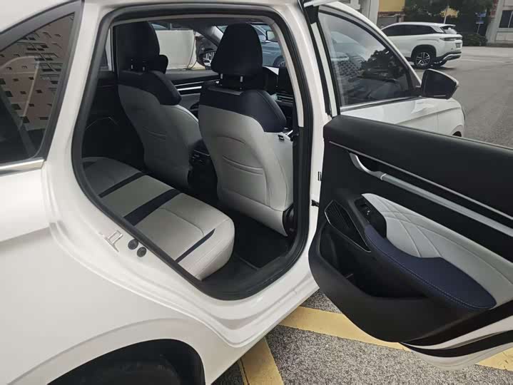 Фото 13 - Geely Emgrand