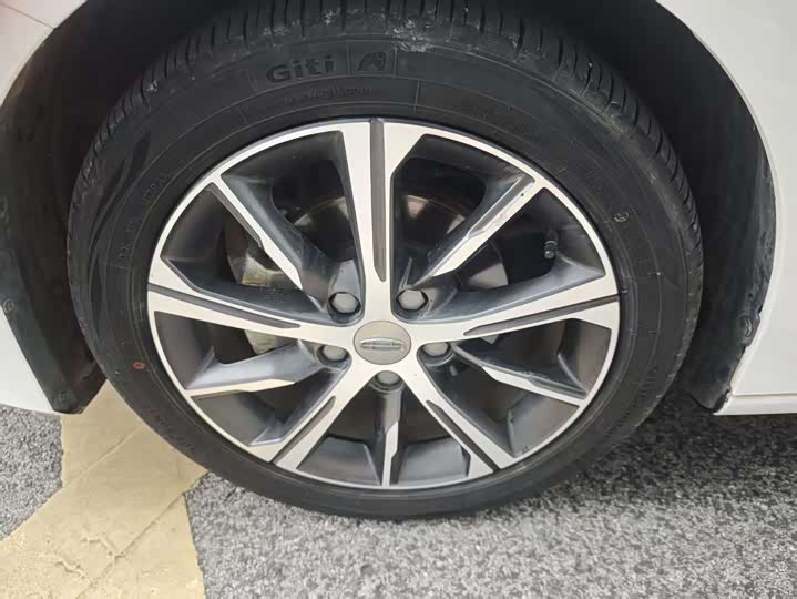 Фото 19 - Geely Emgrand