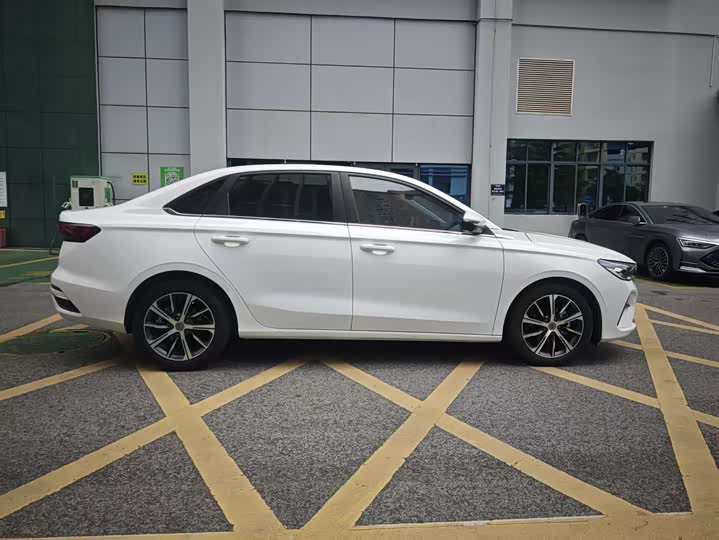 Фото 4 - Geely Emgrand