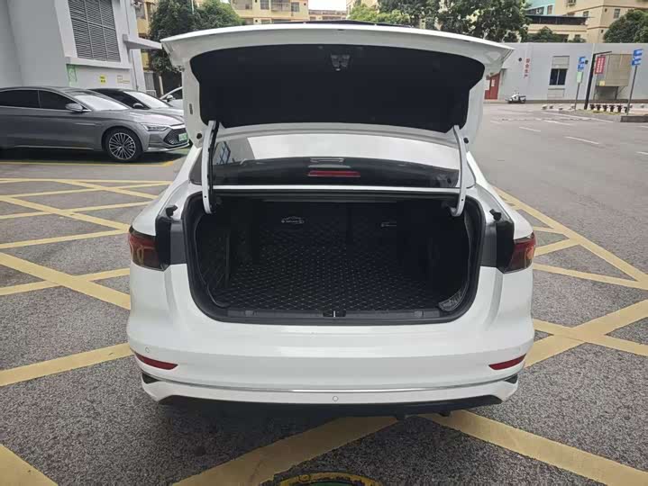 Фото 8 - Geely Emgrand