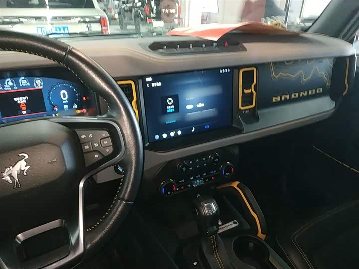 Фото 10 - Ford Bronco