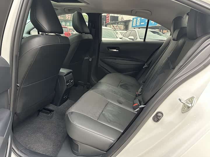 Фото 10 - Toyota Corolla