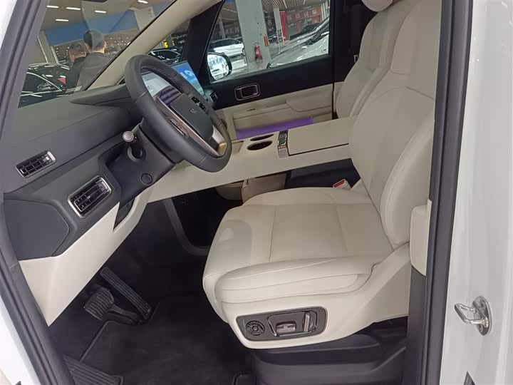 Фото 7 - LiXiang Mega