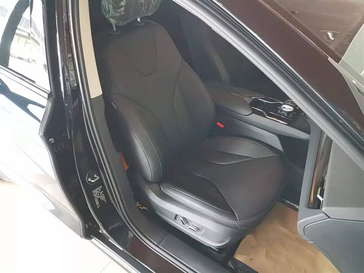 Фото 11 - Hongqi E-QM5