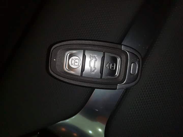 Фото 12 - Hongqi E-QM5