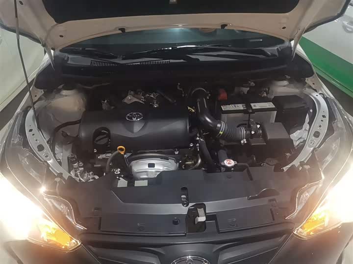 Фото 10 - Toyota Yaris L Hatchback