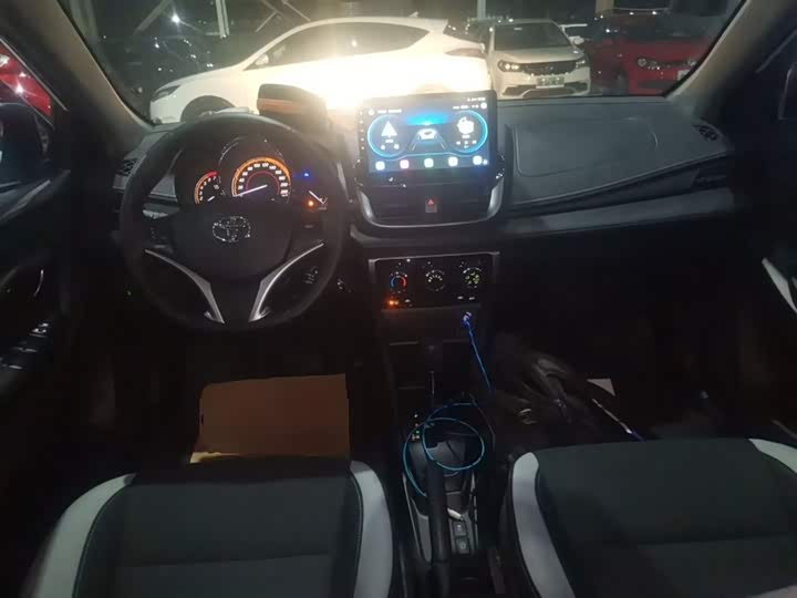 Фото 12 - Toyota Yaris L Hatchback