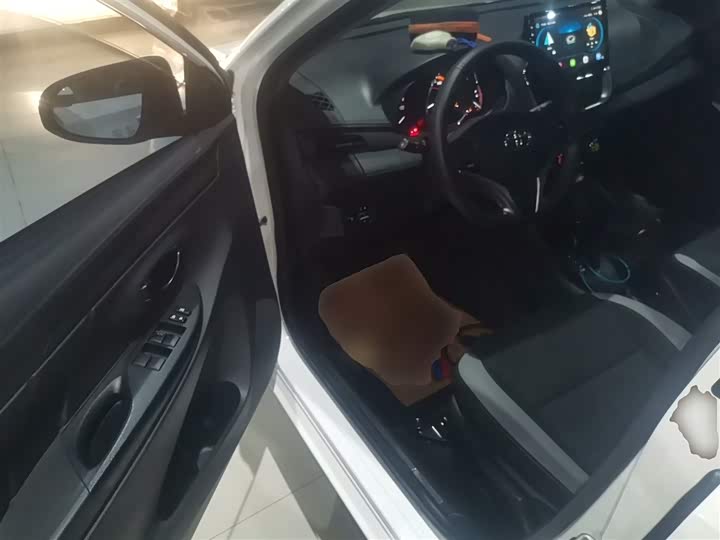 Фото 13 - Toyota Yaris L Hatchback