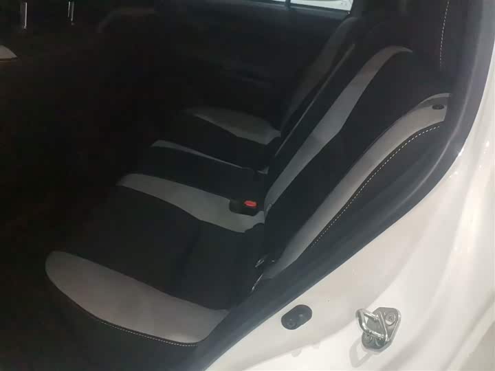 Фото 14 - Toyota Yaris L Hatchback