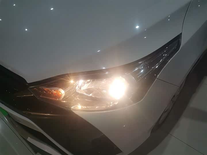 Фото 15 - Toyota Yaris L Hatchback