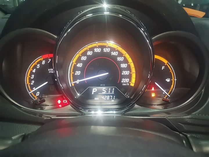 Фото 4 - Toyota Yaris L Hatchback