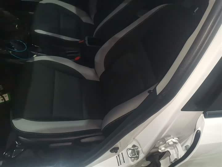 Фото 7 - Toyota Yaris L Hatchback