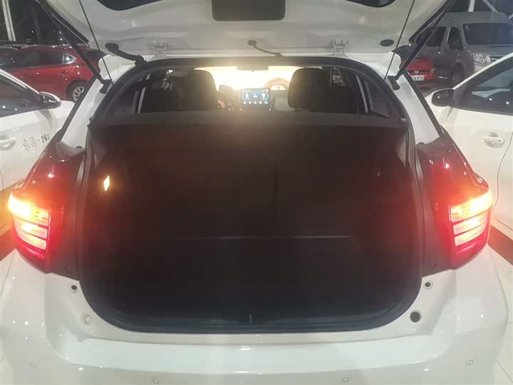 Фото 9 - Toyota Yaris L Hatchback