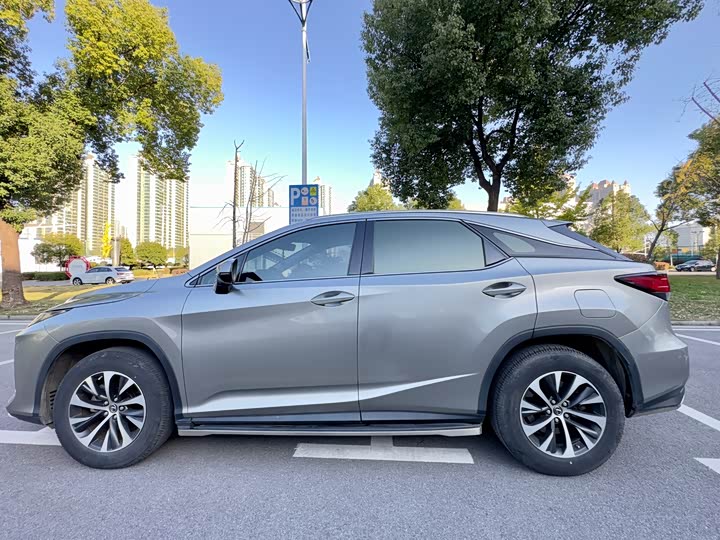 Фото 4 - Lexus RX