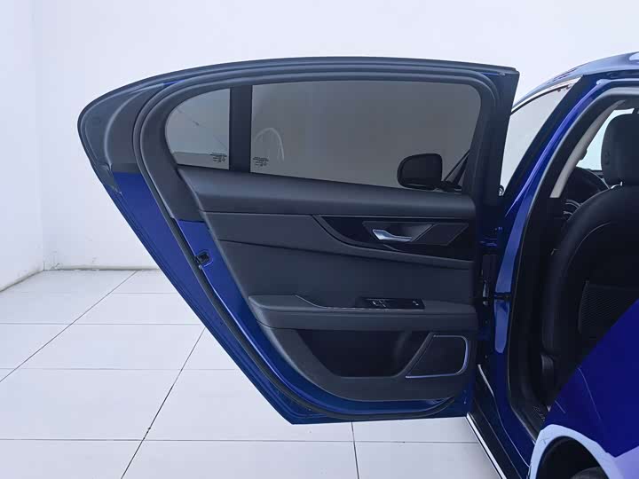 Фото 17 - Jaguar XE L