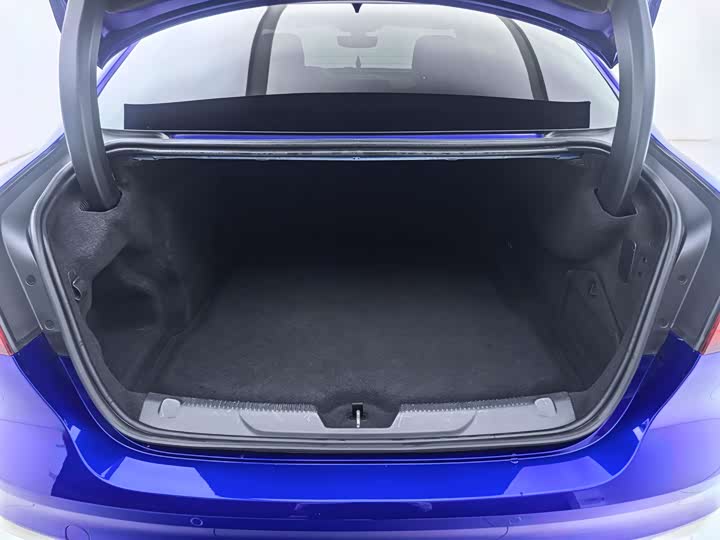 Фото 21 - Jaguar XE L