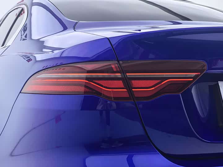 Фото 24 - Jaguar XE L