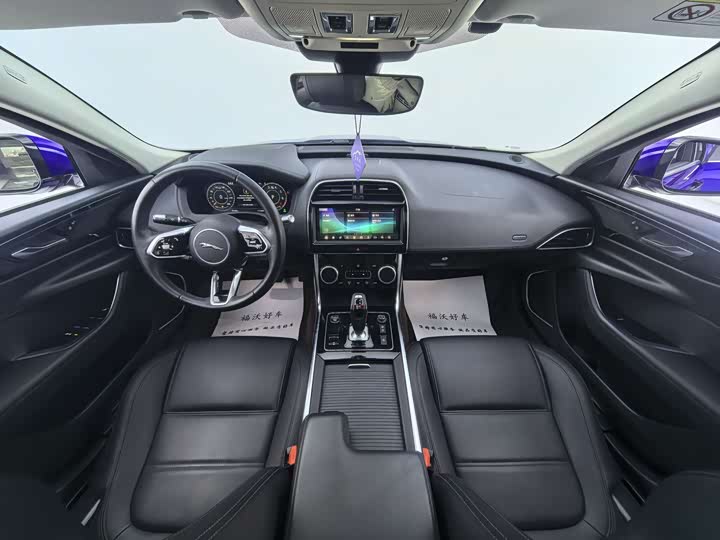 Фото 4 - Jaguar XE L