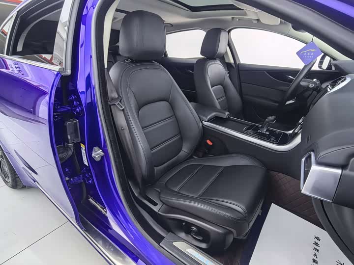 Фото 7 - Jaguar XE L