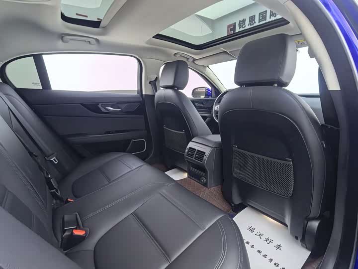 Фото 8 - Jaguar XE L