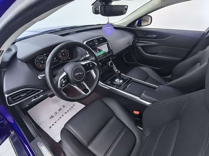 Фото 9 - Jaguar XE L
