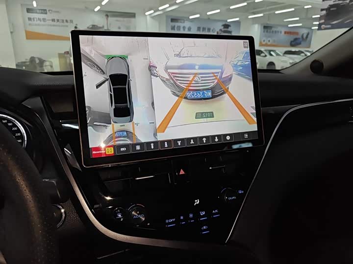 Фото 13 - Toyota Camry