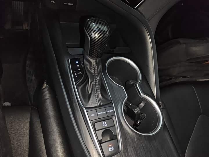 Фото 14 - Toyota Camry