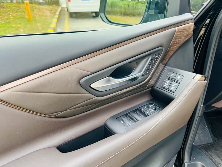 Фото 10 - Toyota Alphard