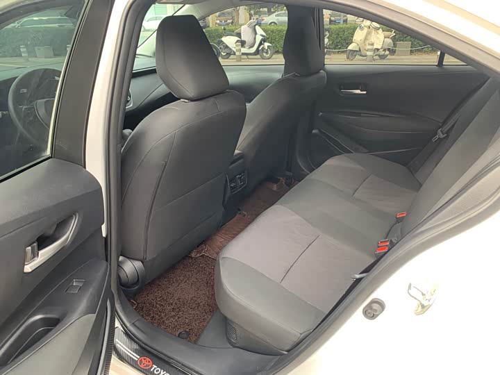 Фото 10 - Toyota Corolla