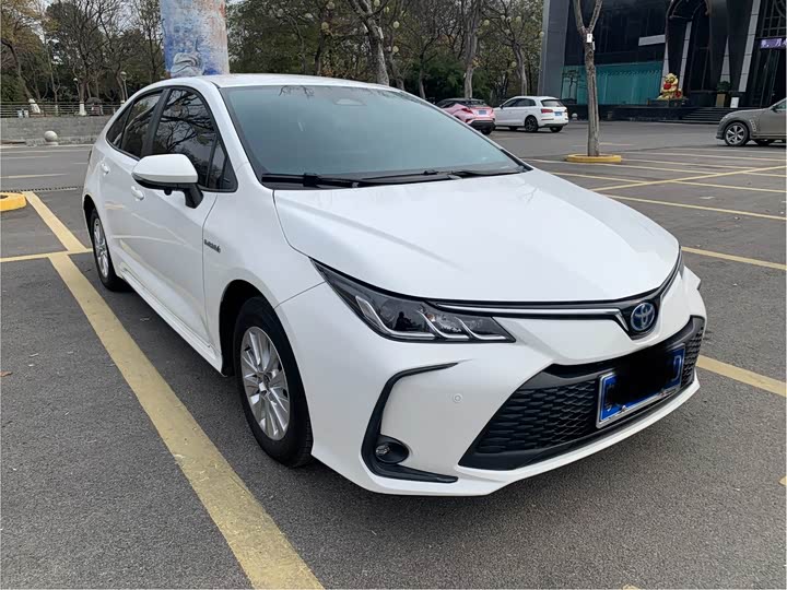 Фото 2 - Toyota Corolla