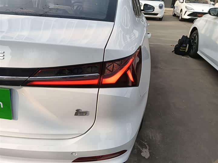 Фото 8 - Roewe i5