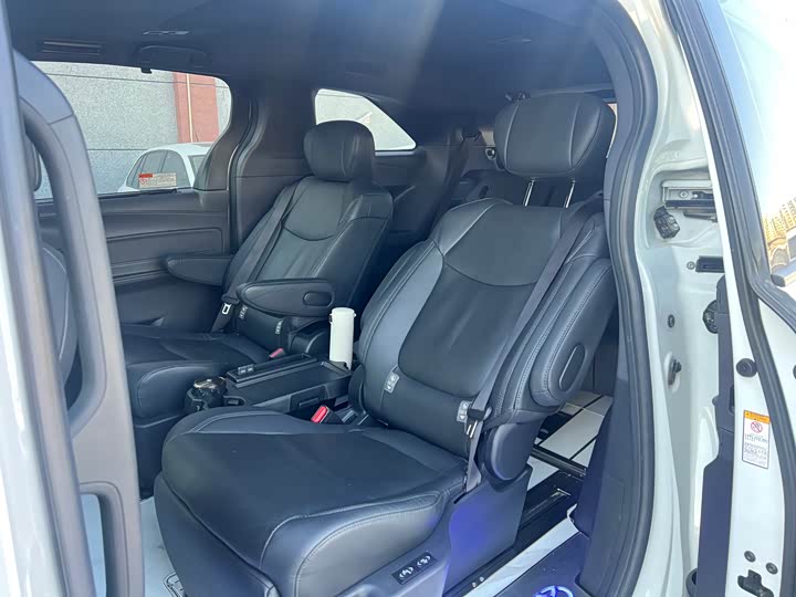 Фото 4 - Toyota Sienna