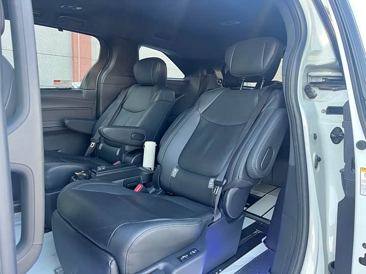 Фото 7 - Toyota Sienna