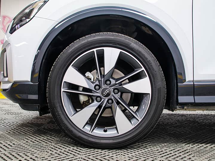 Фото 19 - Audi Q2L