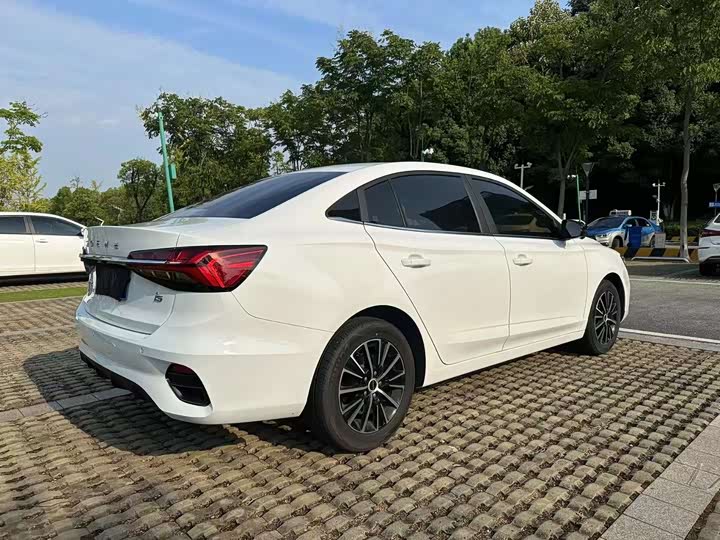 Фото 6 - Roewe i5